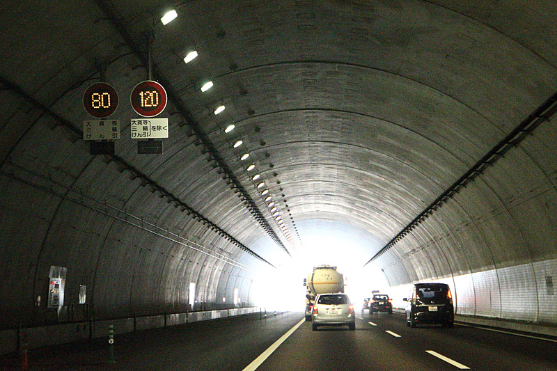 試行開始後も大型トラックなどの規制速度は80km/hとなっており、「80」「120」の速度表示板が並んで設置されている