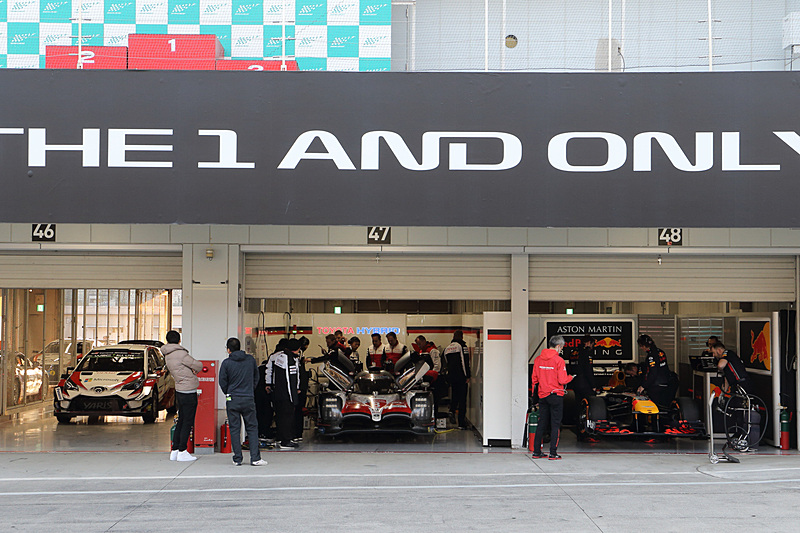 WRC、WEC、F1のマシンがピットで並ぶ貴重な光景