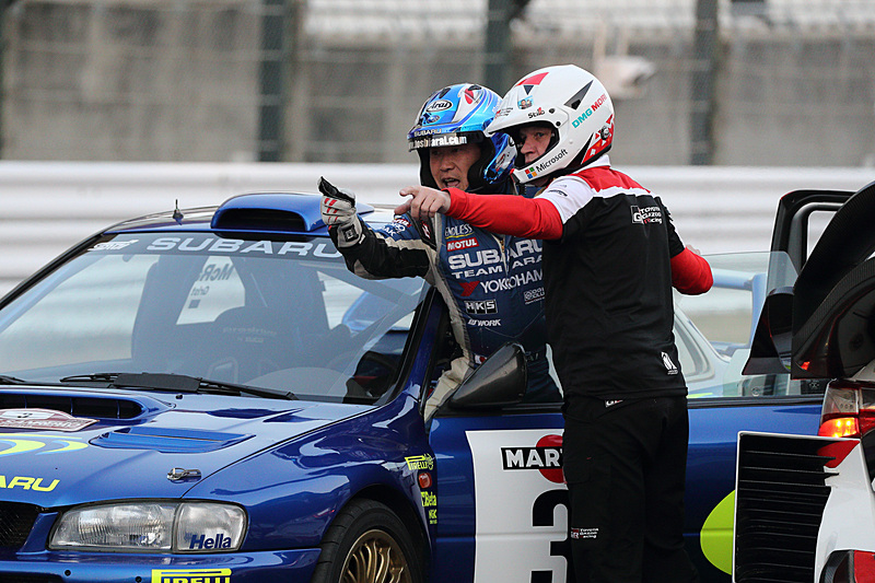 リハーサル中のホームストレート上で、トミ・マキネン氏と新井敏弘選手が入念に打ち合わせを行なっていた