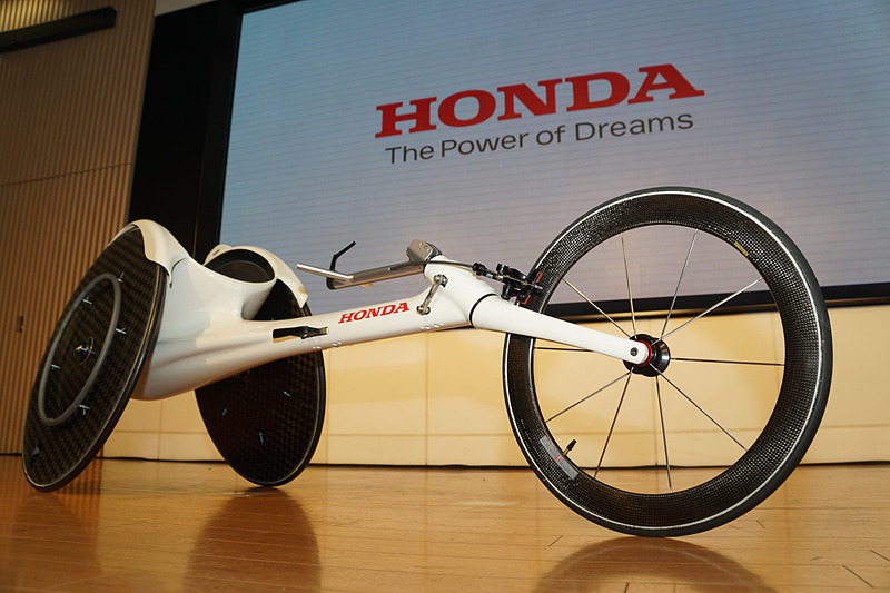 車いす陸上競技用の最新型レーサー「翔」