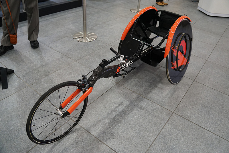 “YACHIYO HondaSun”ブランドの車いすレーサー「極」