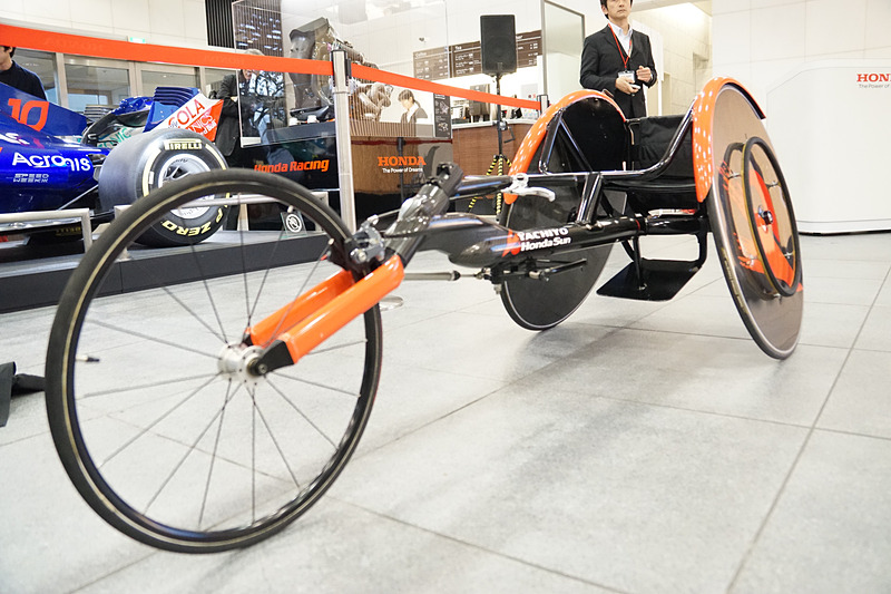 “YACHIYO HondaSun”ブランドの車いすレーサー「極」