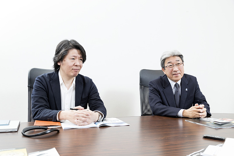 株式会社JVCケンウッド オートモーティブ分野 アフターマーケット事業部 国内営業統括部 営業企画G 課長 南拓司氏（左）同社 オートモーティブ分野 アフターマーケット事業部 商品企画部 プロダクトエキスパート 渋谷英治氏（右）