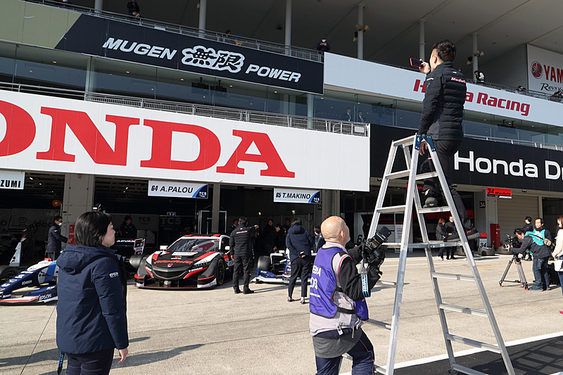 牧野選手もカメラマンの脚立を借りてスマホで撮影