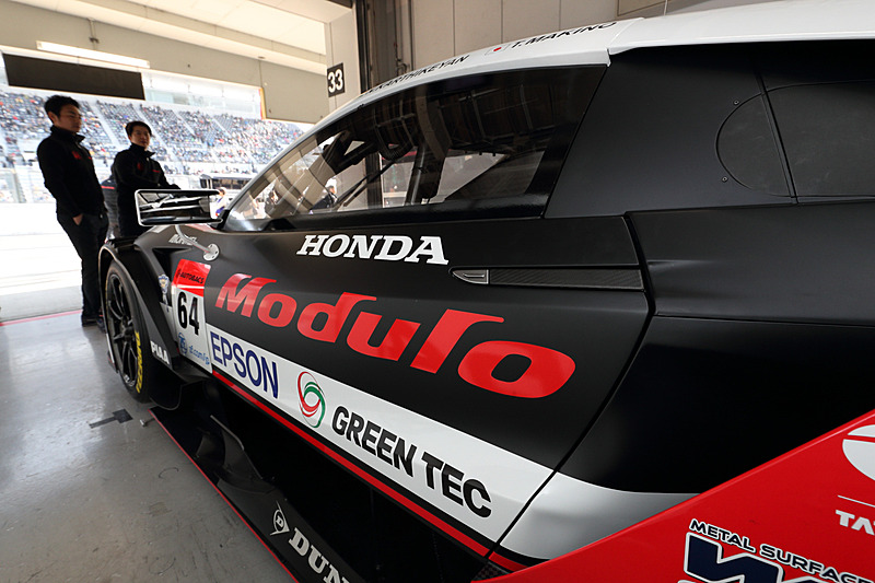 マシンのカラーリングとスタッフが使用するヘルメット、レーシングスーツなどのデザインを共通したものとしている