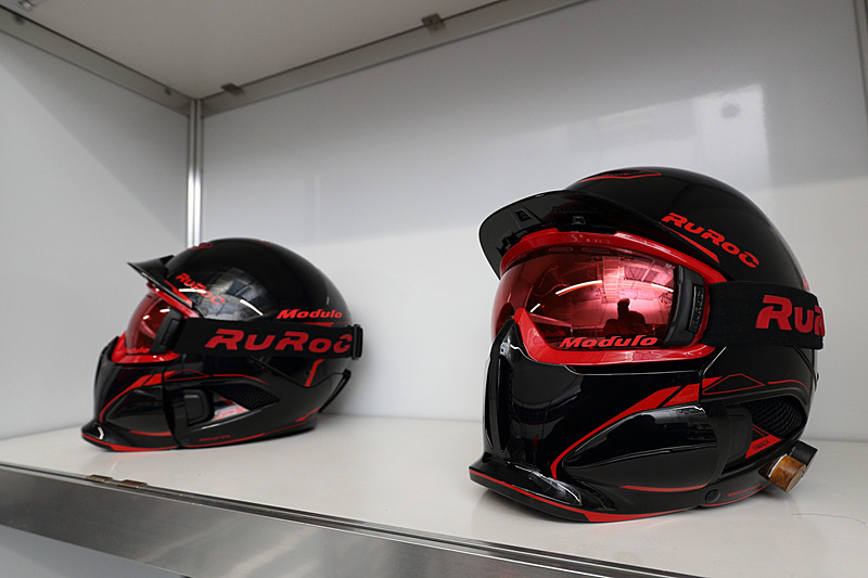 マシンのカラーリングとスタッフが使用するヘルメット、レーシングスーツなどのデザインを共通したものとしている