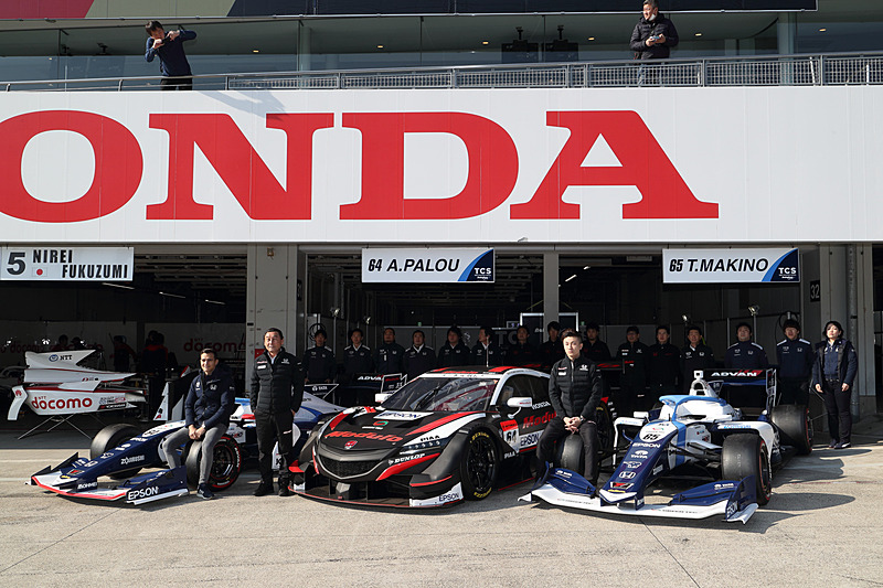 同じ「Nakajima Racing」からスーパーフォーミュラに参戦する「TCS NAKAJIMA RACING」の「SF19」と並んでフォトセッション