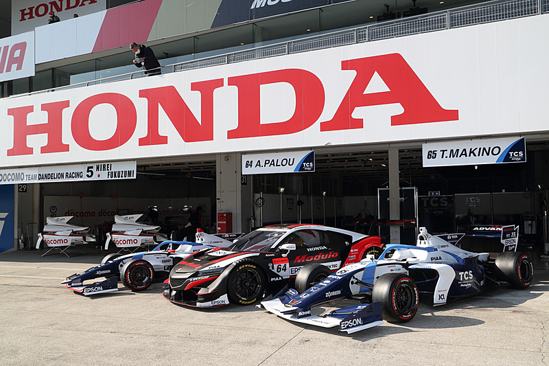 同じ「Nakajima Racing」からスーパーフォーミュラに参戦する「TCS NAKAJIMA RACING」の「SF19」と並んでフォトセッション