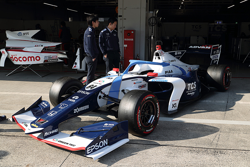 同じ「Nakajima Racing」からスーパーフォーミュラに参戦する「TCS NAKAJIMA RACING」の「SF19」と並んでフォトセッション