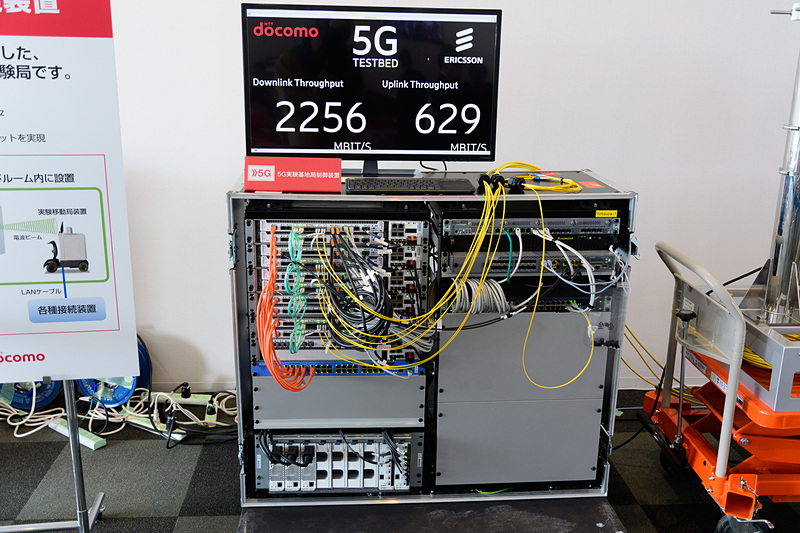 NTTドコモが鈴鹿サーキットの9番ホスピでデモをしている5G。下りは2Gbit/s以上の通信速度。現在の4G LTEの10倍以上