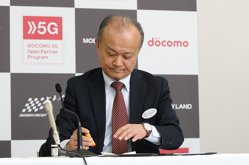 同じく押印する山下社長