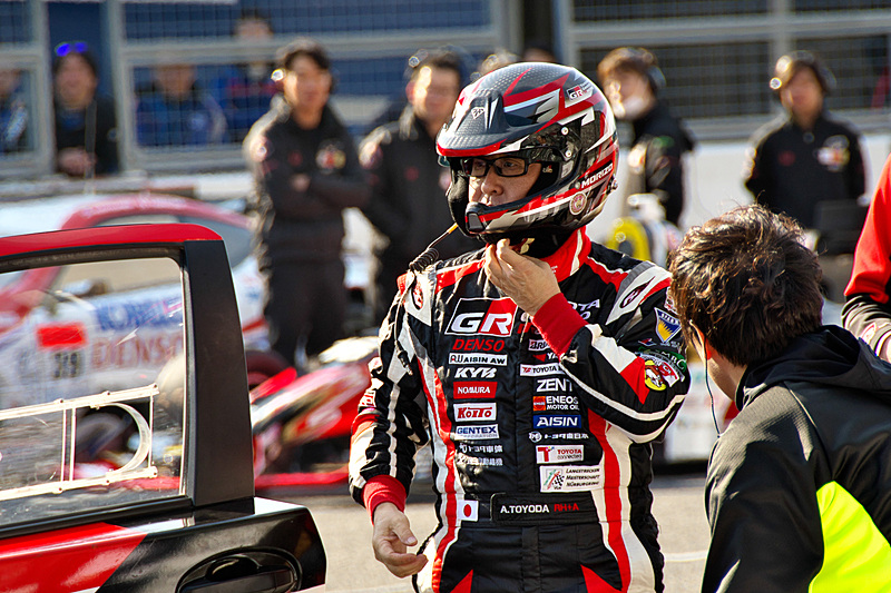 TOYOTA GAZOO racingの「ヤリスWRC」でパレードランを披露した豊田章男社長