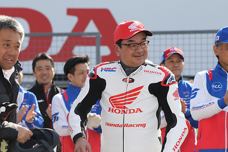 F.C.C. TSR Honda Franceの「CBR1000RR」でパレードランを披露した八郷隆弘社長