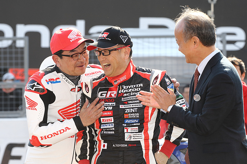 親しげに言葉を交わす八郷社長と豊田社長