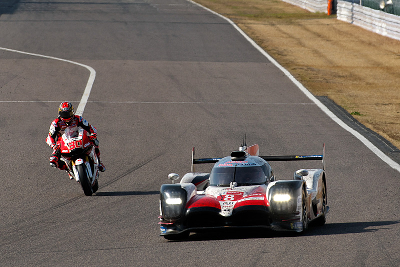 セレモニー冒頭のパレードランでランデブー走行を披露する「RC213V」と「TS050 HYBRID」