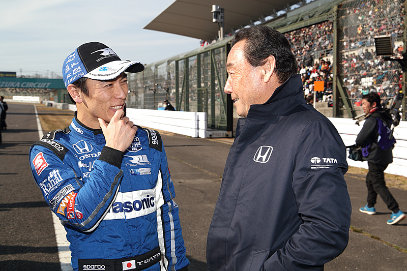 パレードラン後に会話する佐藤琢磨選手（左）と中嶋悟氏（右）