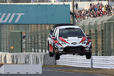 佐藤琢磨選手がインディ500ウィナーとして、中嶋一貴選手がル・マン24