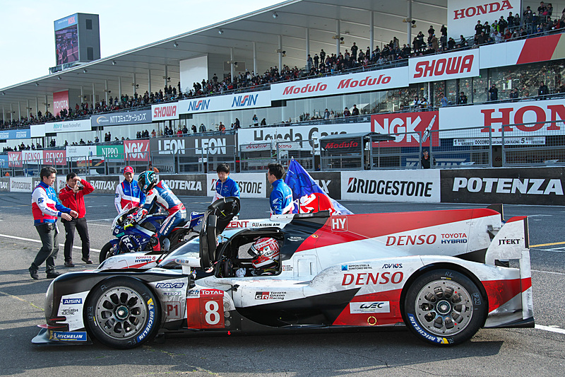 中嶋一貴選手はTS050-HYBRIDでのデモ走行の最終周に、ドアを開けてグランドスタンドのファンに手を振りながらホームストレートに戻ってきた