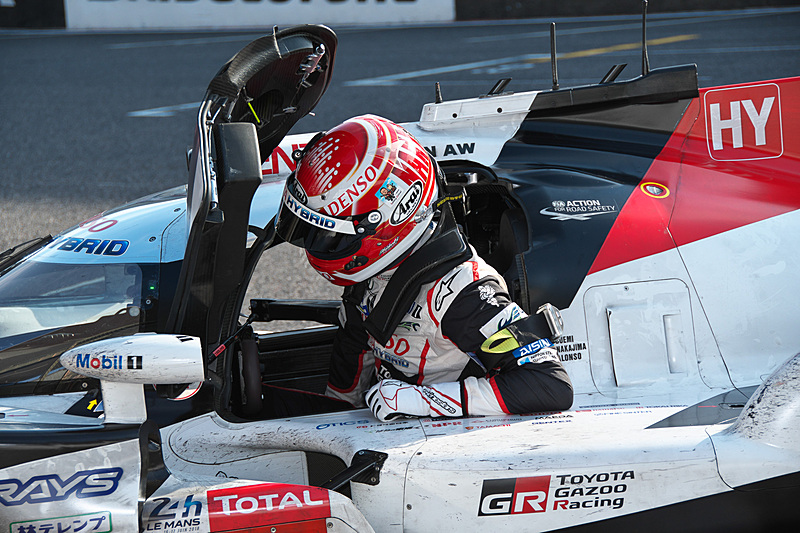 中嶋一貴選手はTS050-HYBRIDでのデモ走行の最終周に、ドアを開けてグランドスタンドのファンに手を振りながらホームストレートに戻ってきた