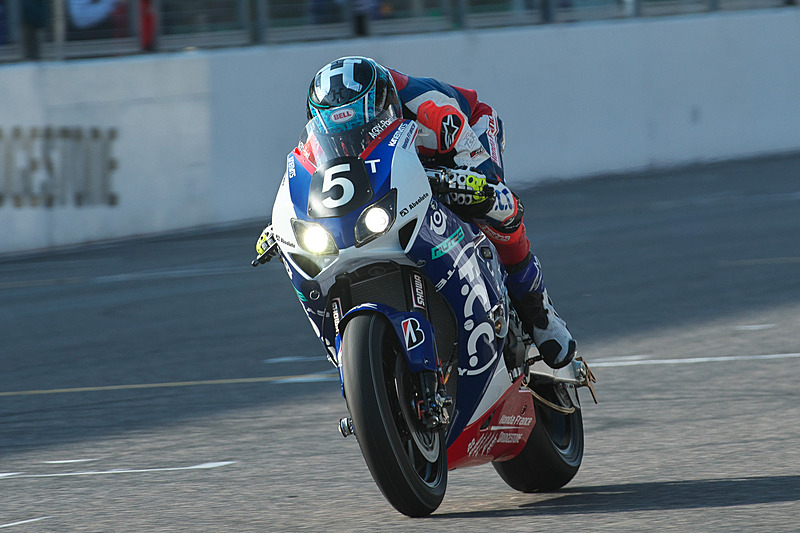 ジョシュ・フック選手は2輪マシンならではの鋭い加速力やウイリーなどを披露