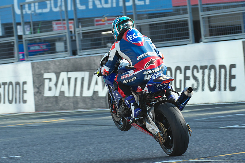 ジョシュ・フック選手は2輪マシンならではの鋭い加速力やウイリーなどを披露