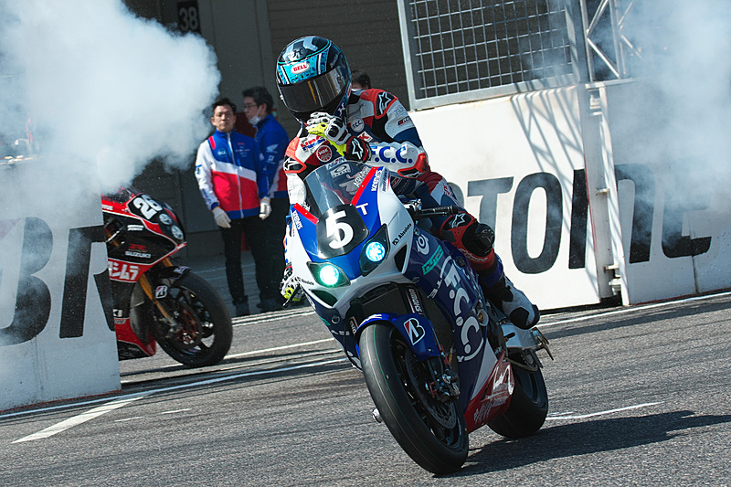 スモーク演出が行なわれたピットウォールのゲートから、選手たちが次々とコースイン