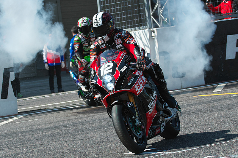 スモーク演出が行なわれたピットウォールのゲートから、選手たちが次々とコースイン