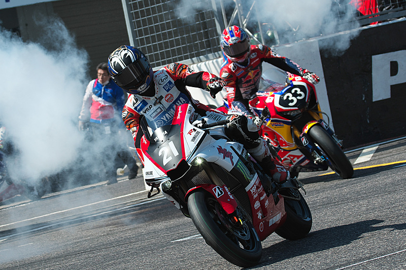 スモーク演出が行なわれたピットウォールのゲートから、選手たちが次々とコースイン