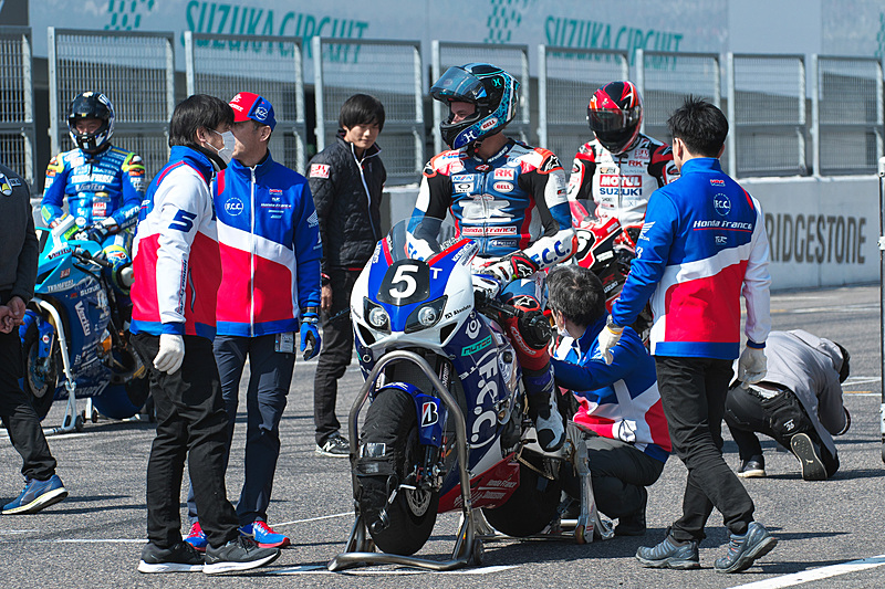 スターティンググリッドから走行がスタート