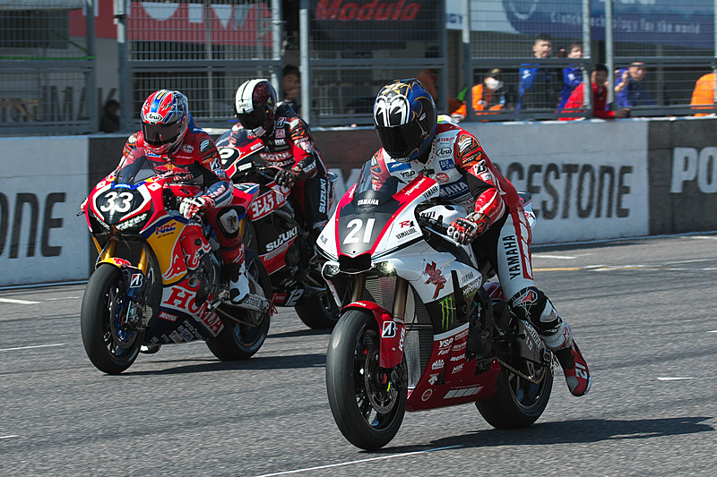 スターティンググリッドから走行がスタート