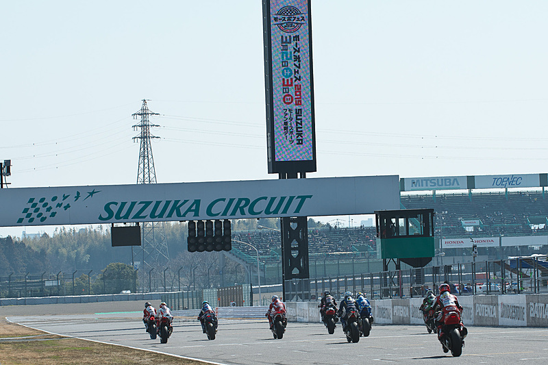 スターティンググリッドから走行がスタート