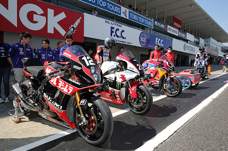 プレシーズンマッチ開始前のピットレーンの様子