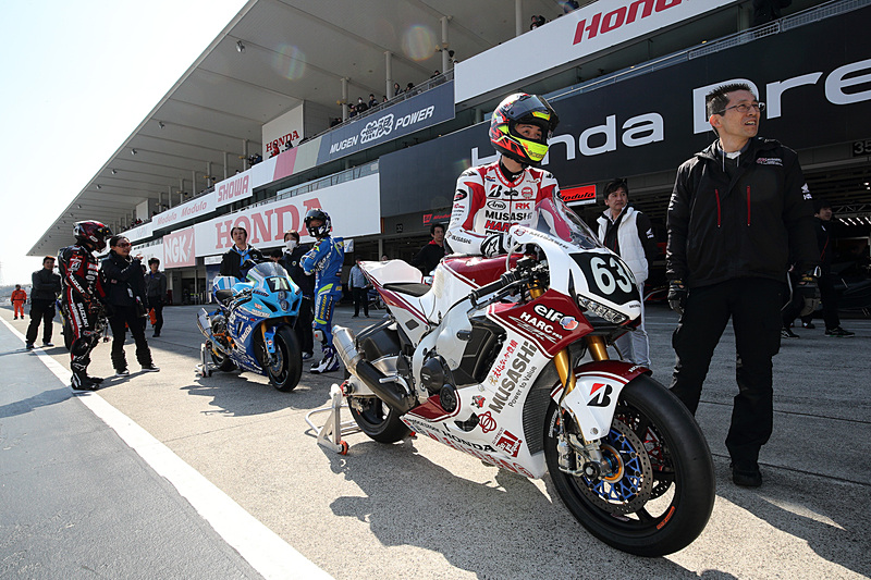 プレシーズンマッチ開始前のピットレーンの様子