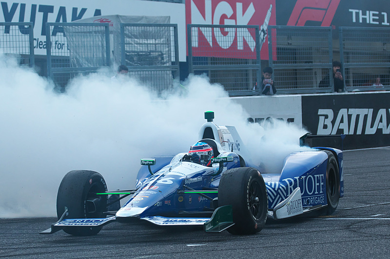 インディ500の優勝マシン26号車「ダラーラ DW12」で、日本人初のインディ優勝車となった佐藤琢磨選手がスピンターン！