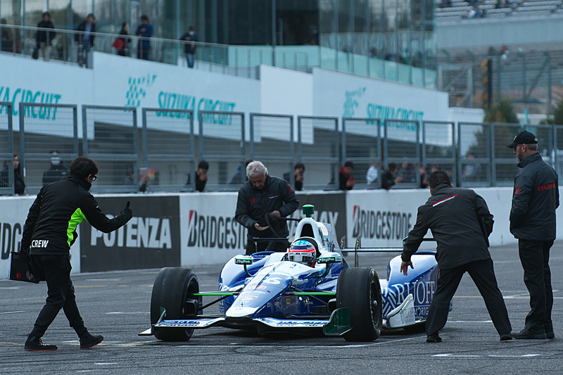 ダラーラ DW12 26号車に乗り換えて凱旋走行スタート