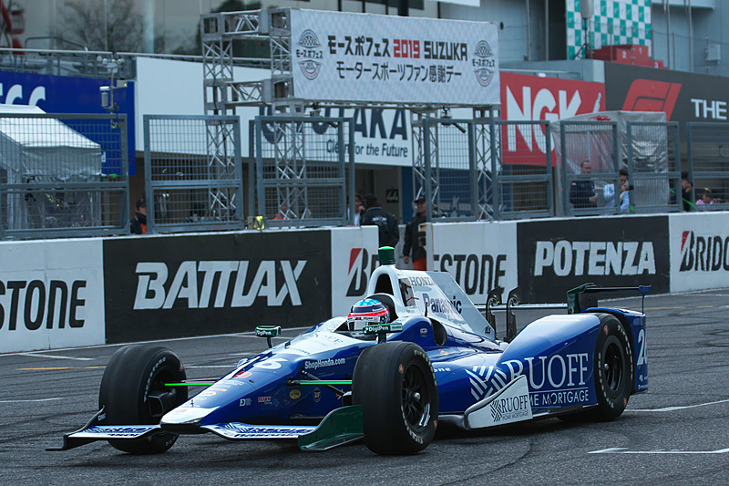 ダラーラ DW12 26号車に乗り換えて凱旋走行スタート