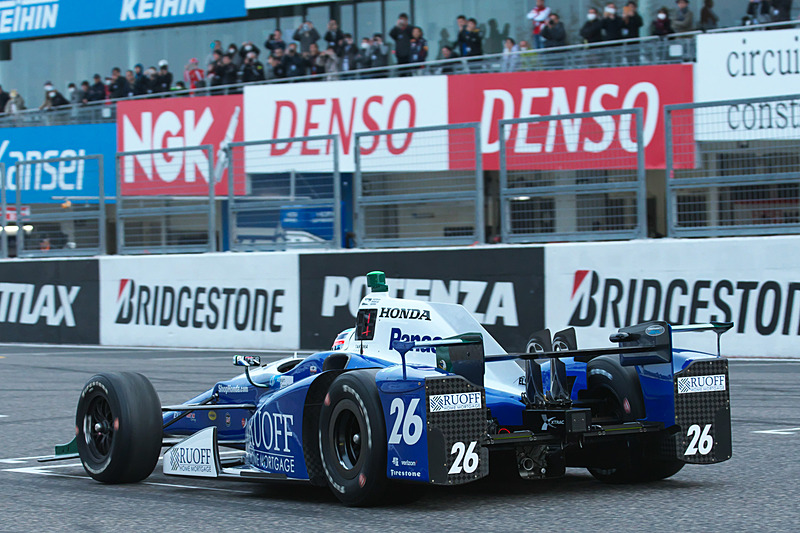 ダラーラ DW12 26号車に乗り換えて凱旋走行スタート