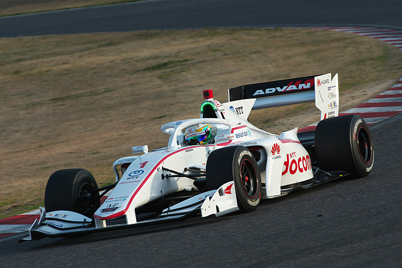 2018年シーズンにドライバーズチャンピオンを獲得した山本尚貴選手は「DOCOMO TEAM DANDELION RACING」に移籍。「1」のゼッケンナンバーがボディに施されている