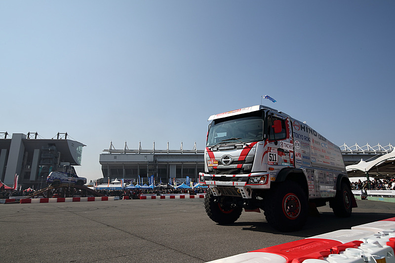 ダカールラリー参戦車の迫力あるデモ走行