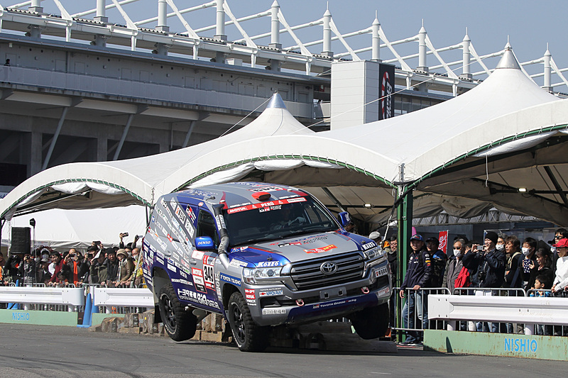 ダカールラリー参戦車の迫力あるデモ走行