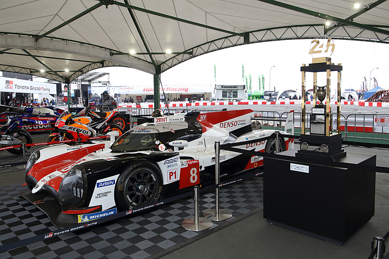 世界選手権のチャンピオンマシン（車両はそれぞれレプリカ）に加え、トロフィなどの記念品もケースなどに入らずそのまま展示されていた