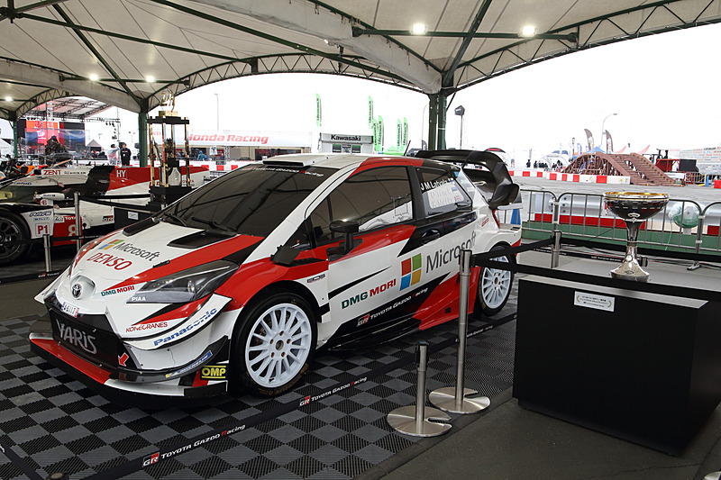 世界選手権のチャンピオンマシン（車両はそれぞれレプリカ）に加え、トロフィなどの記念品もケースなどに入らずそのまま展示されていた