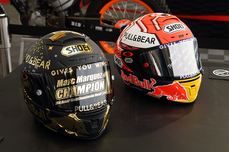 世界選手権のチャンピオンマシン（車両はそれぞれレプリカ）に加え、トロフィなどの記念品もケースなどに入らずそのまま展示されていた