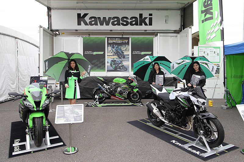 カワサキブースの展示車両。左側の「KAZEギャル」が左手で示しているのは「KAWASAKI」のK