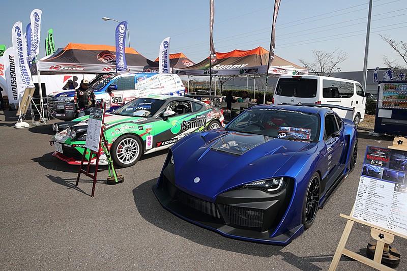 右側の青い車両は、トヨタ「86」をベースに、エンジンをドライサンプ化した「3S-GE」型に換装した「ケーワンレーシング」のジムカーナ車両。外観に「SANO DESIGN」のボディキットを装着している