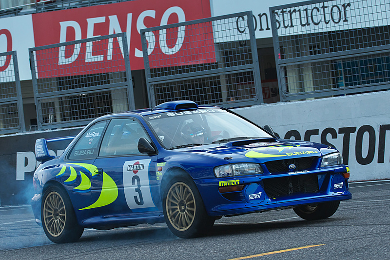 4輪からタイヤスモークを上げてホームストレートを縦横無尽に駆け抜ける、新井敏弘選手が操る「インプレッサ WRC 98」