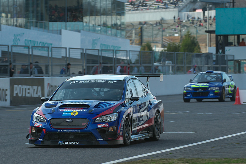 「WRブルー」にカラーリングされた3台がボクサーサウンドを鈴鹿サーキットに響かせた