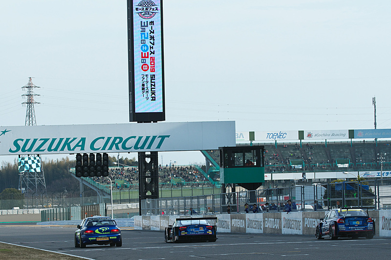 「WRブルー」にカラーリングされた3台がボクサーサウンドを鈴鹿サーキットに響かせた