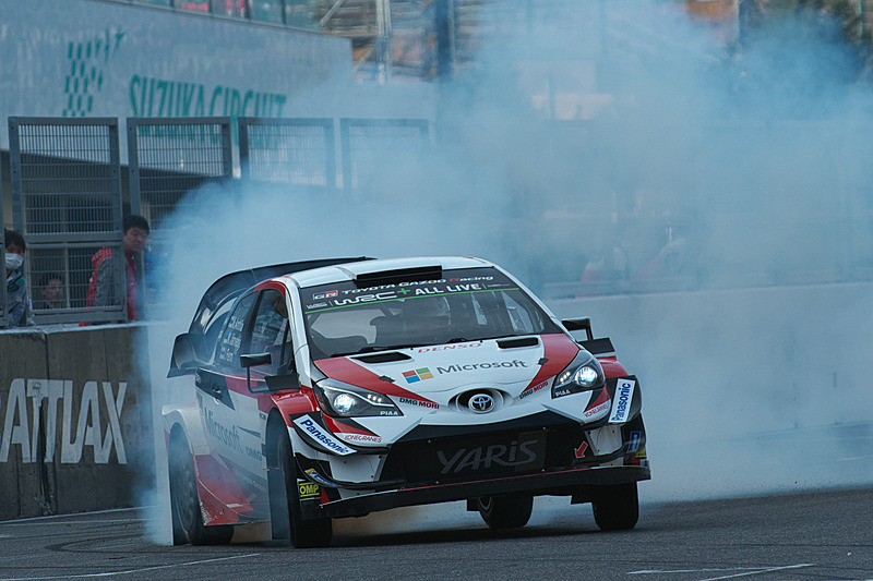 タイヤから盛大に白煙を上げ、長い距離を助走して大ジャンプを披露して喝采を浴びたマキネン氏ドライブのヤリスWRC