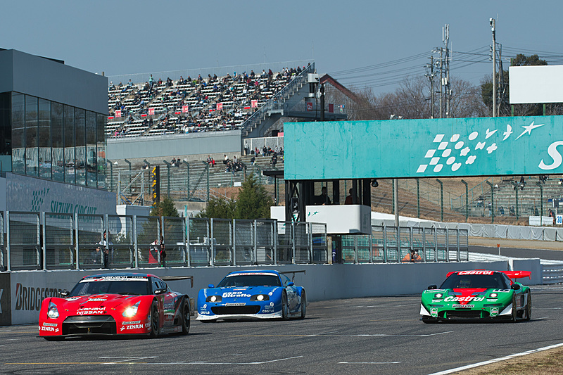 レースはローリングスタート